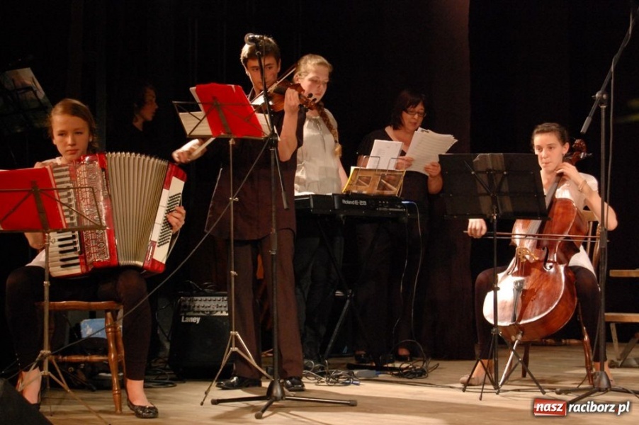 Zdjęcie w galerii na portalu naszraciborz.pl: Strzechę odwiedzili goście z Niemiec wiadomości z regionu