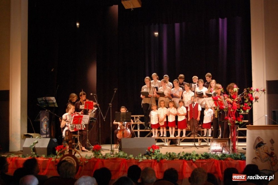 Zdjęcie w galerii na portalu naszraciborz.pl: Strzechę odwiedzili goście z Niemiec wiadomości z regionu