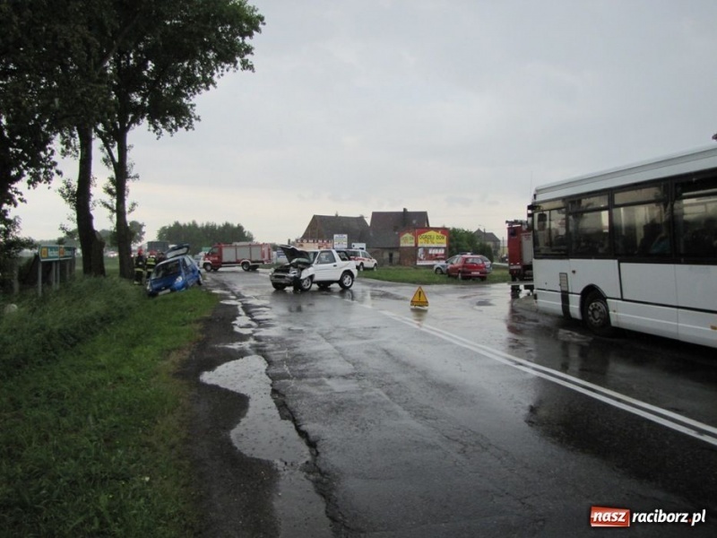 Zdjęcie w galerii na portalu naszraciborz.pl: Trzy osoby ranne na drodze do Pietrowic wiadomości z regionu