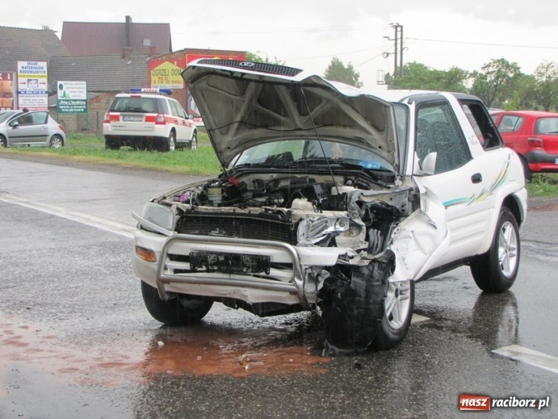 Zdjęcie w galerii na portalu naszraciborz.pl: Trzy osoby ranne na drodze do Pietrowic wiadomości z regionu
