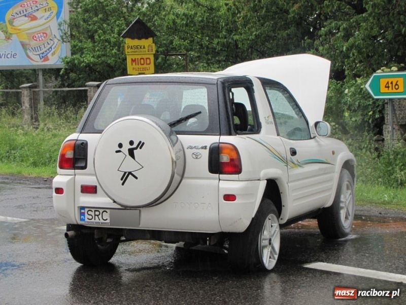 Zdjęcie w galerii na portalu naszraciborz.pl: Trzy osoby ranne na drodze do Pietrowic wiadomości z regionu