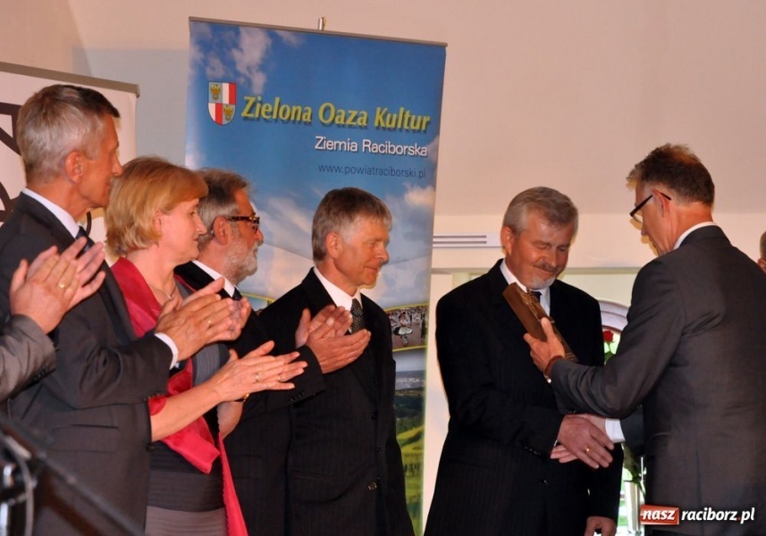 Zdjęcie w galerii na portalu naszraciborz.pl: Filary z profesorem Blikle wiadomości z regionu
