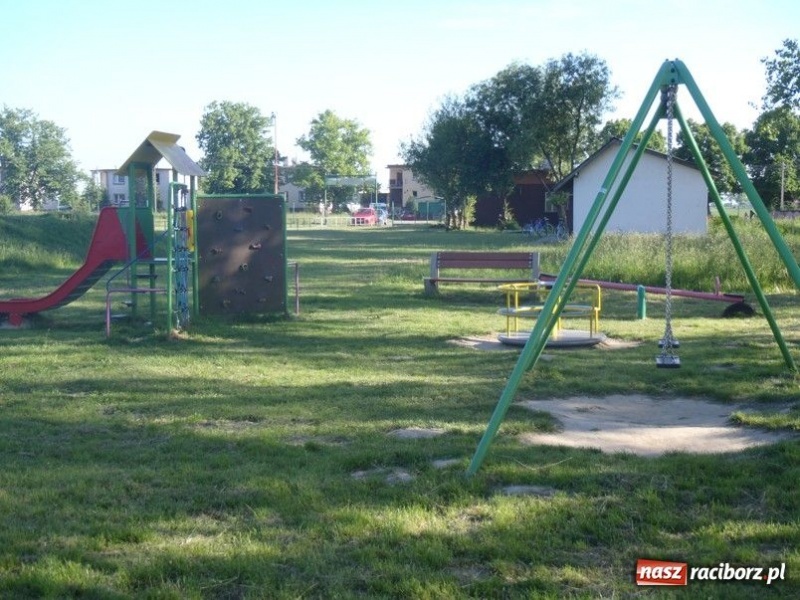 Zdjęcie w galerii na portalu naszraciborz.pl: NIVEA buduje nowoczesne i bezpieczne place zabaw w Twojej okolicy! wiadomości z regionu