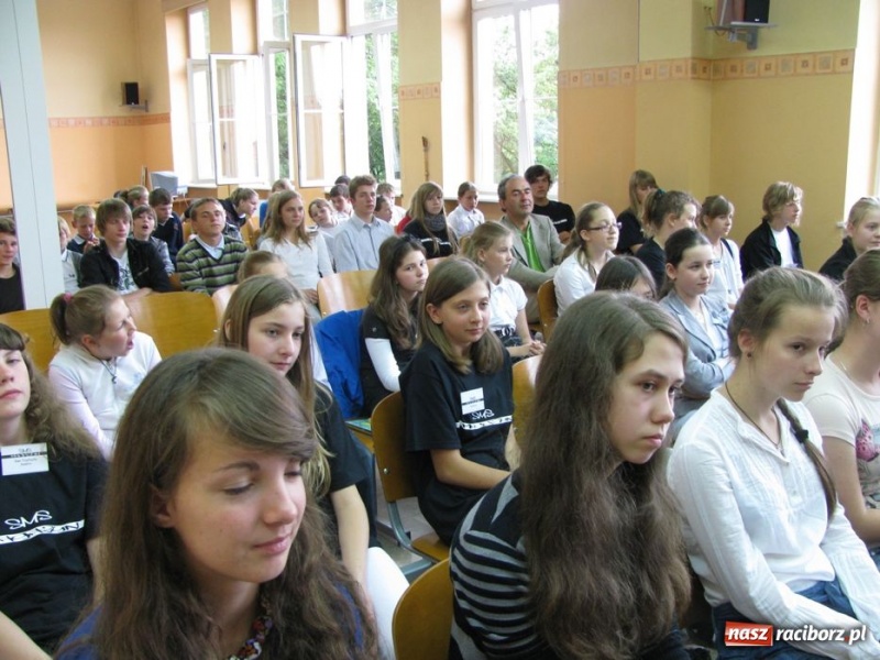 Zdjęcie w galerii na portalu naszraciborz.pl: Nastolatka, która podróżuje po świecie wiadomości z regionu