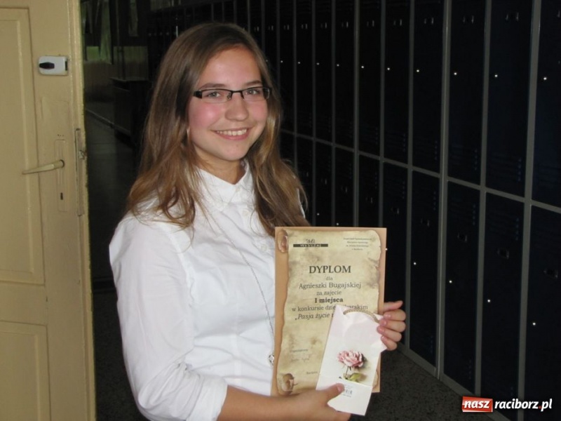 Zdjęcie w galerii na portalu naszraciborz.pl: Nastolatka, która podróżuje po świecie wiadomości z regionu