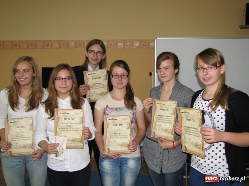 Zdjęcie w galerii na portalu naszraciborz.pl: Nastolatka, która podróżuje po świecie wiadomości z regionu