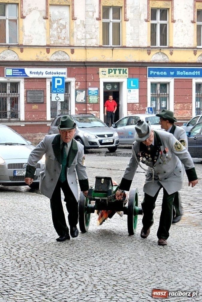Zdjęcie w galerii na portalu naszraciborz.pl: Z hukiem rozpoczęli wieczór w Muzeum wiadomości z regionu