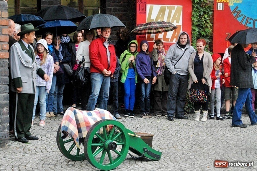 Zdjęcie w galerii na portalu naszraciborz.pl: Z hukiem rozpoczęli wieczór w Muzeum wiadomości z regionu