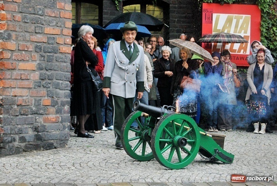 Zdjęcie w galerii na portalu naszraciborz.pl: Z hukiem rozpoczęli wieczór w Muzeum wiadomości z regionu