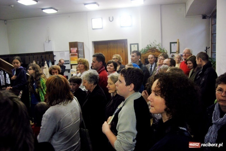 Zdjęcie w galerii na portalu naszraciborz.pl: Z hukiem rozpoczęli wieczór w Muzeum wiadomości z regionu
