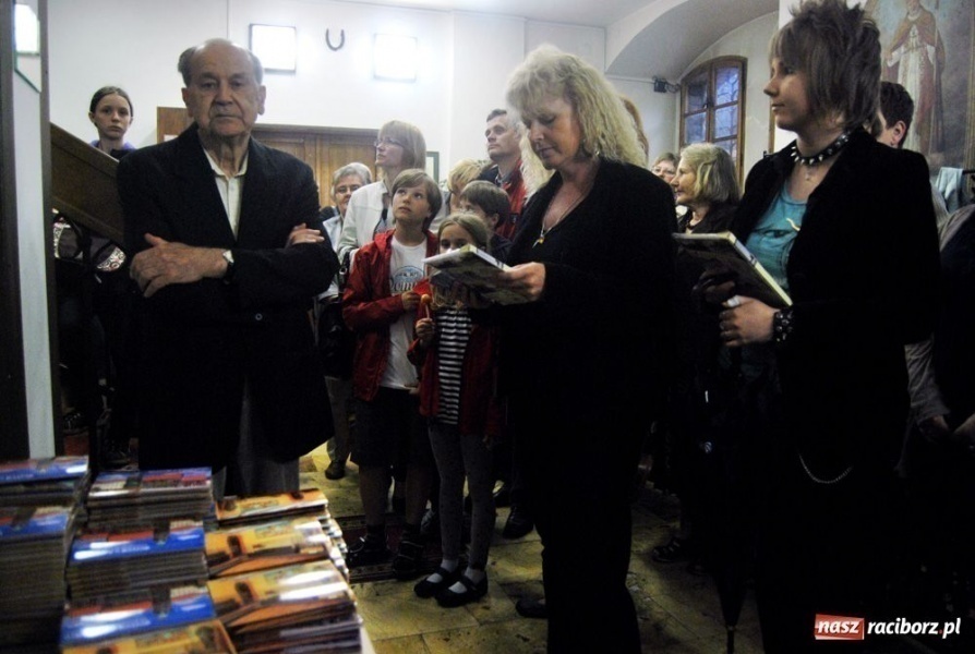 Zdjęcie w galerii na portalu naszraciborz.pl: Z hukiem rozpoczęli wieczór w Muzeum wiadomości z regionu