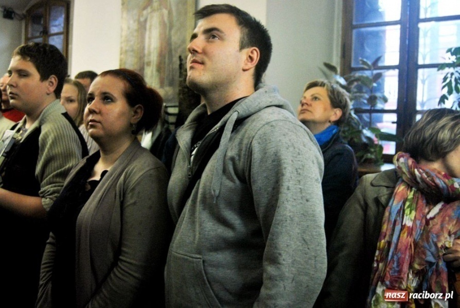 Zdjęcie w galerii na portalu naszraciborz.pl: Z hukiem rozpoczęli wieczór w Muzeum wiadomości z regionu