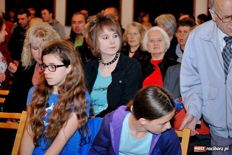 Zdjęcie w galerii na portalu naszraciborz.pl: Z hukiem rozpoczęli wieczór w Muzeum wiadomości z regionu