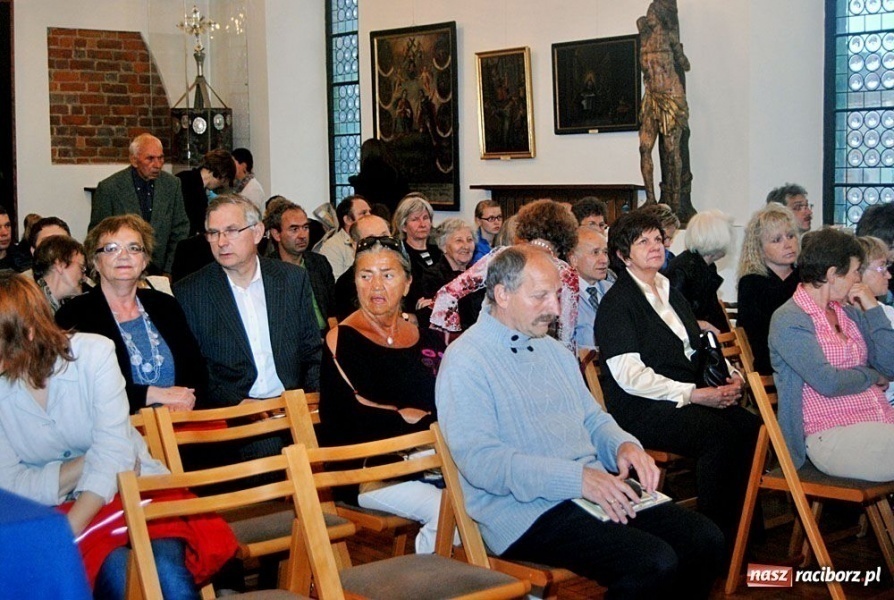 Zdjęcie w galerii na portalu naszraciborz.pl: Z hukiem rozpoczęli wieczór w Muzeum wiadomości z regionu