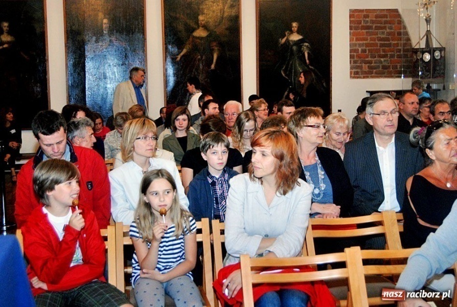 Zdjęcie w galerii na portalu naszraciborz.pl: Z hukiem rozpoczęli wieczór w Muzeum wiadomości z regionu