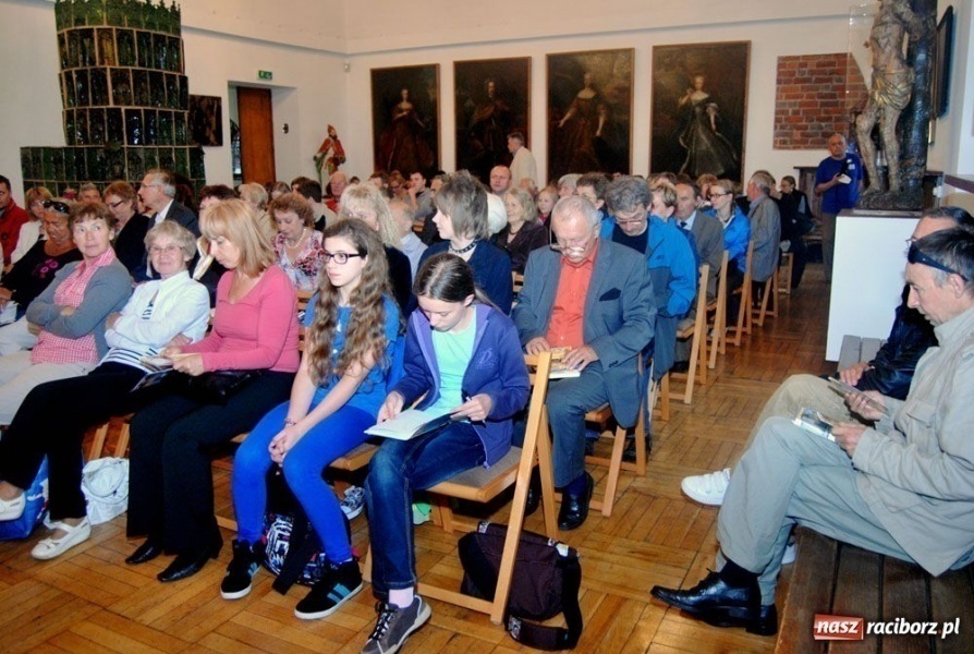 Zdjęcie w galerii na portalu naszraciborz.pl: Z hukiem rozpoczęli wieczór w Muzeum wiadomości z regionu