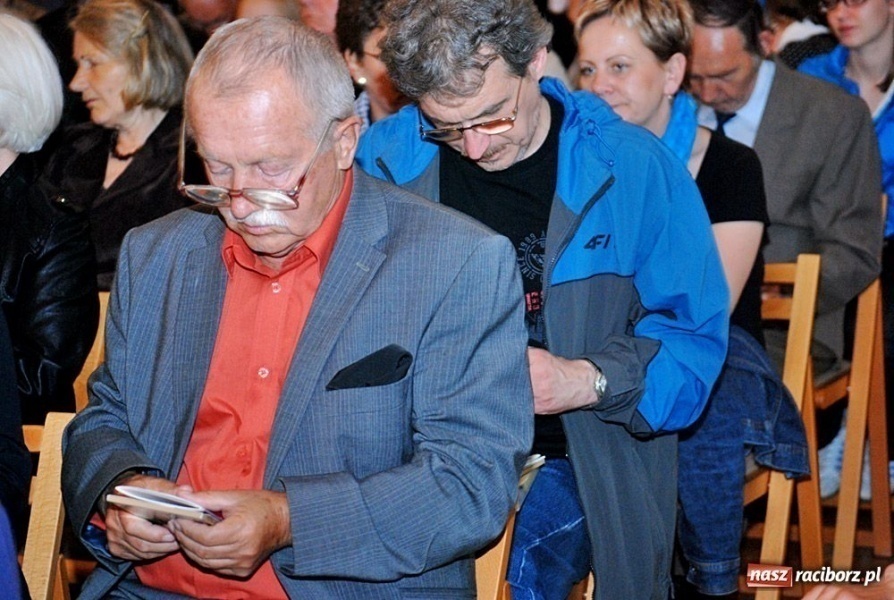 Zdjęcie w galerii na portalu naszraciborz.pl: Z hukiem rozpoczęli wieczór w Muzeum wiadomości z regionu