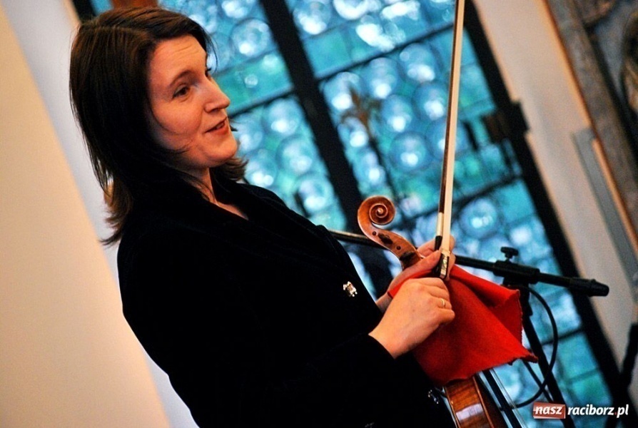 Zdjęcie w galerii na portalu naszraciborz.pl: Z hukiem rozpoczęli wieczór w Muzeum wiadomości z regionu