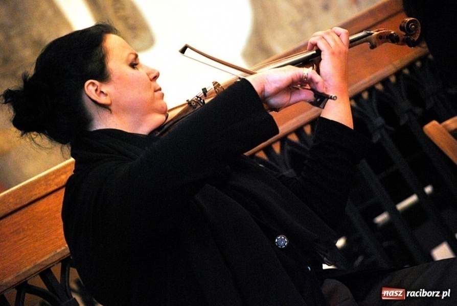 Zdjęcie w galerii na portalu naszraciborz.pl: Z hukiem rozpoczęli wieczór w Muzeum wiadomości z regionu