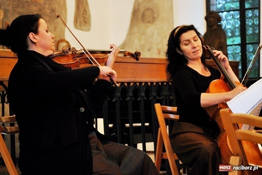 Zdjęcie w galerii na portalu naszraciborz.pl: Z hukiem rozpoczęli wieczór w Muzeum wiadomości z regionu