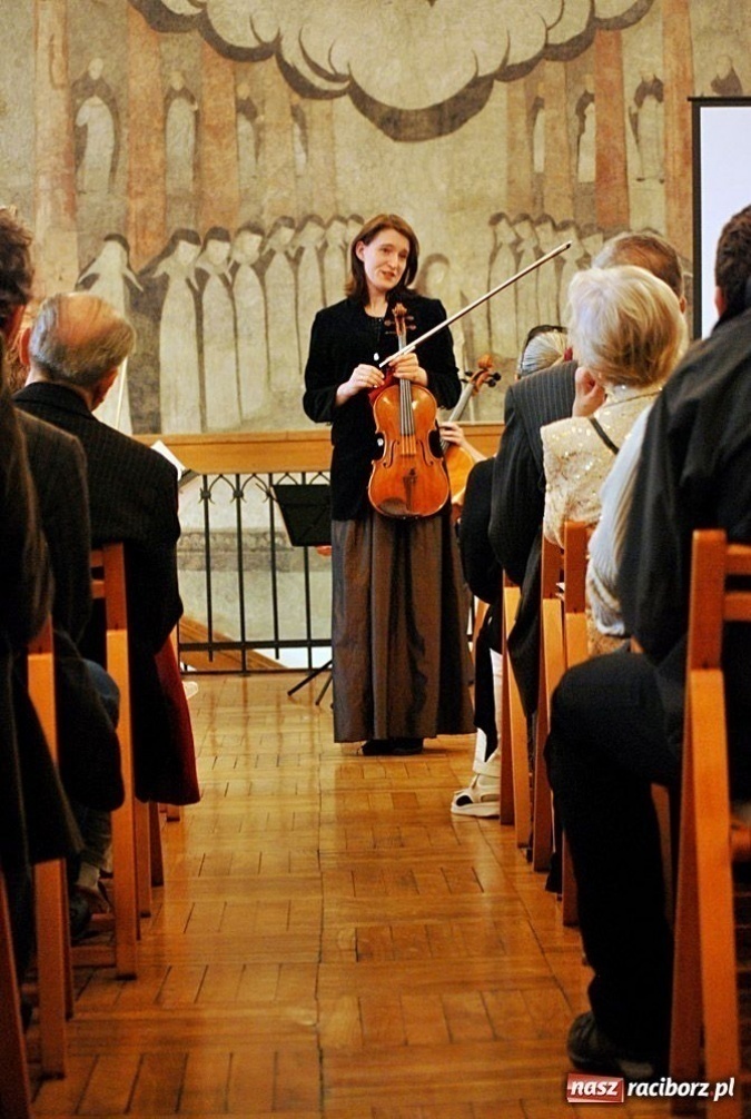 Zdjęcie w galerii na portalu naszraciborz.pl: Z hukiem rozpoczęli wieczór w Muzeum wiadomości z regionu