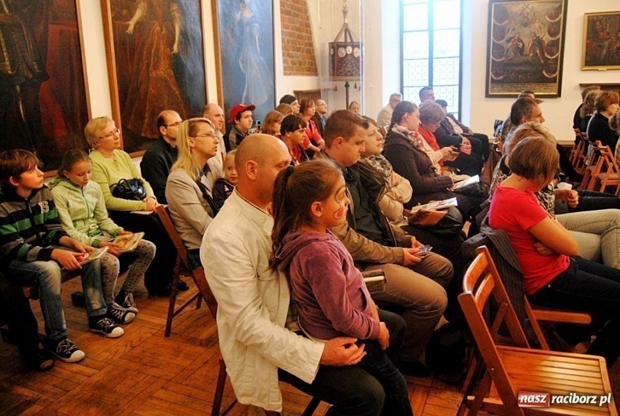 Zdjęcie w galerii na portalu naszraciborz.pl: Z hukiem rozpoczęli wieczór w Muzeum wiadomości z regionu
