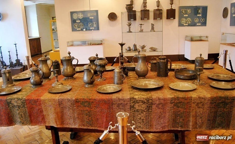 Zdjęcie w galerii na portalu naszraciborz.pl: Z hukiem rozpoczęli wieczór w Muzeum wiadomości z regionu