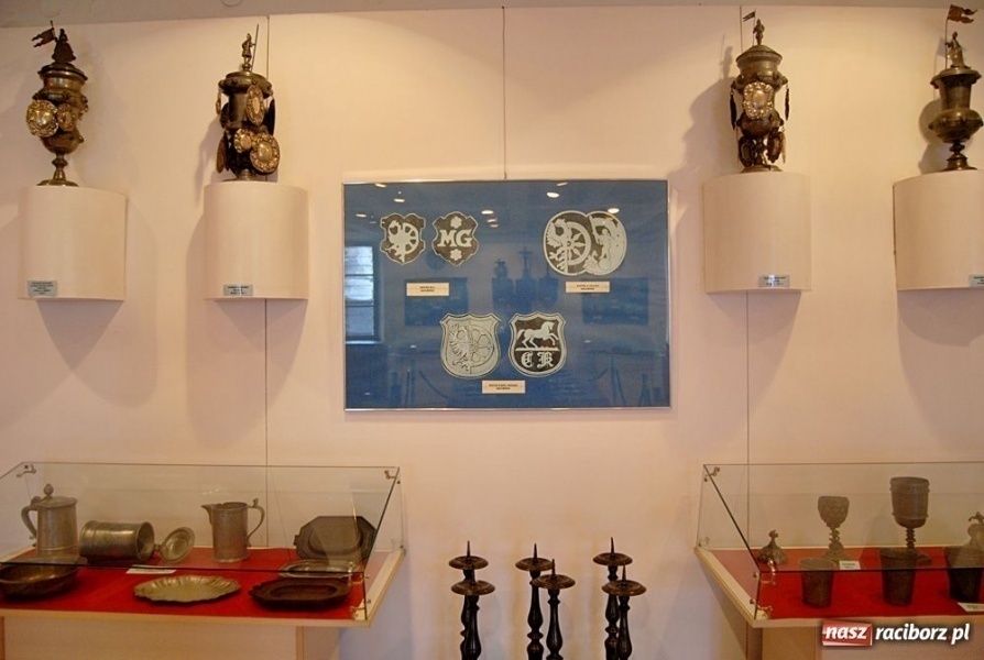 Zdjęcie w galerii na portalu naszraciborz.pl: Z hukiem rozpoczęli wieczór w Muzeum wiadomości z regionu