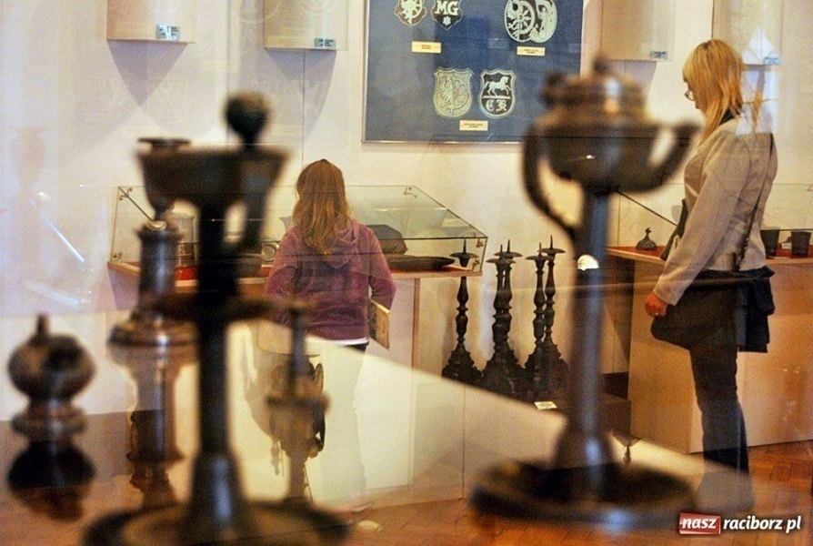 Zdjęcie w galerii na portalu naszraciborz.pl: Z hukiem rozpoczęli wieczór w Muzeum wiadomości z regionu