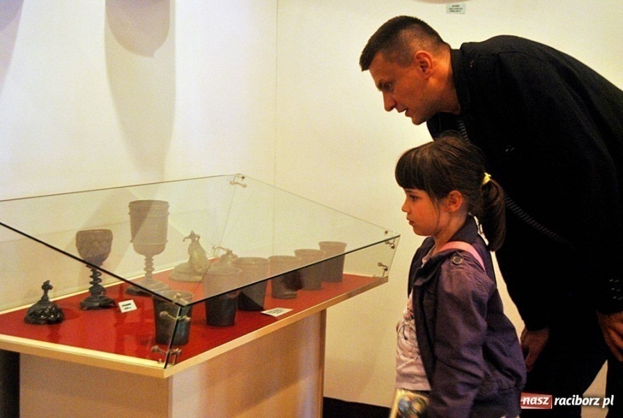 Zdjęcie w galerii na portalu naszraciborz.pl: Z hukiem rozpoczęli wieczór w Muzeum wiadomości z regionu