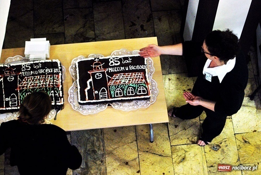 Zdjęcie w galerii na portalu naszraciborz.pl: Z hukiem rozpoczęli wieczór w Muzeum wiadomości z regionu
