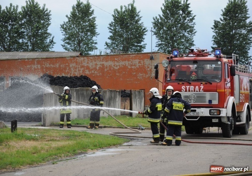 Zdjęcie w galerii na portalu naszraciborz.pl: Pożar magazynu w RSP Krzanowice wiadomości z regionu