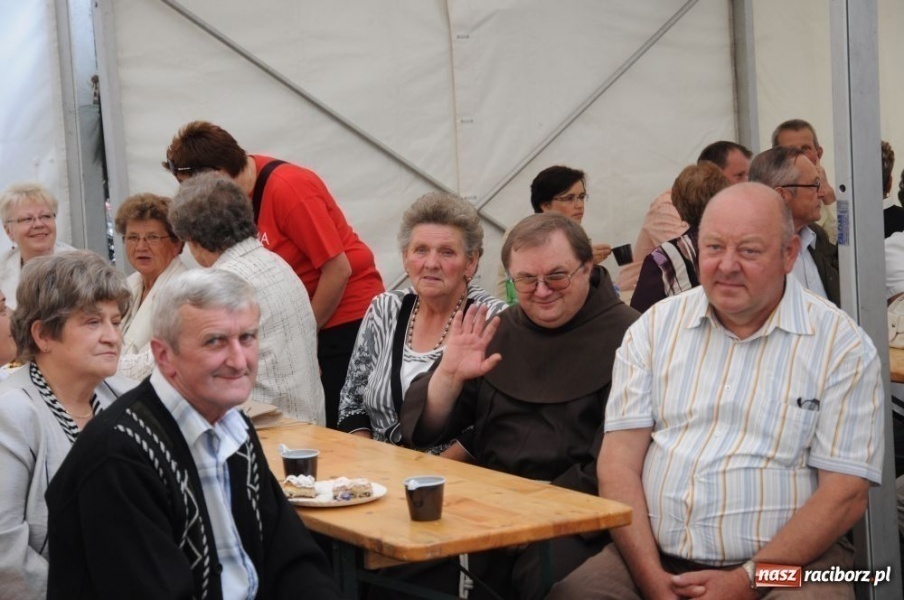 Zdjęcie w galerii na portalu naszraciborz.pl: Na Płoni świętują 80. urodziny parafii wiadomości z regionu