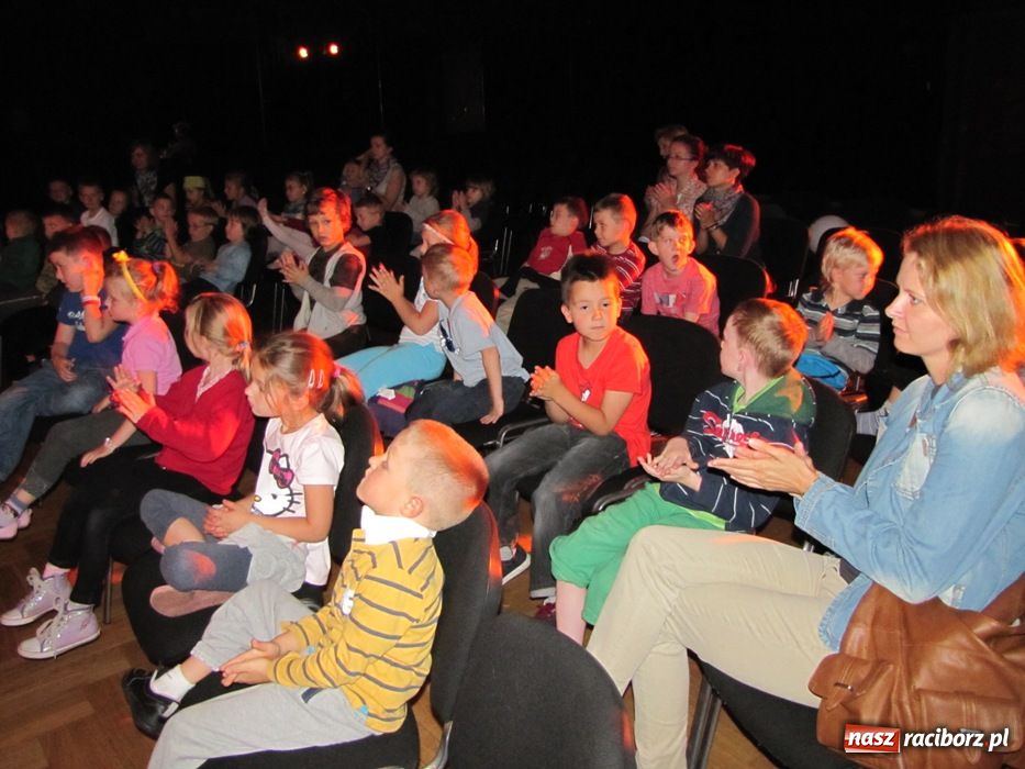 Zdjęcie w galerii na portalu naszraciborz.pl: Przedszkolaki zobaczyły Kota w butach wiadomości z regionu