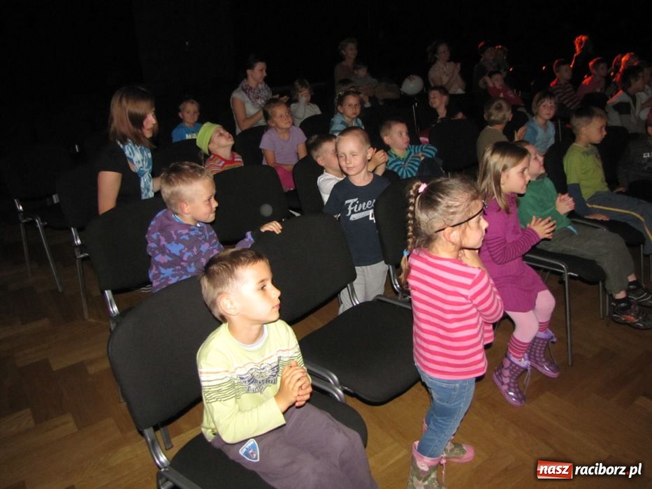 Zdjęcie w galerii na portalu naszraciborz.pl: Przedszkolaki zobaczyły Kota w butach wiadomości z regionu