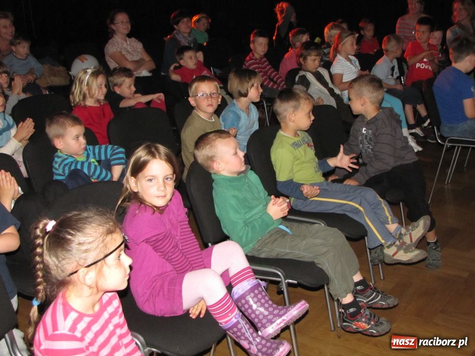 Zdjęcie w galerii na portalu naszraciborz.pl: Przedszkolaki zobaczyły Kota w butach wiadomości z regionu