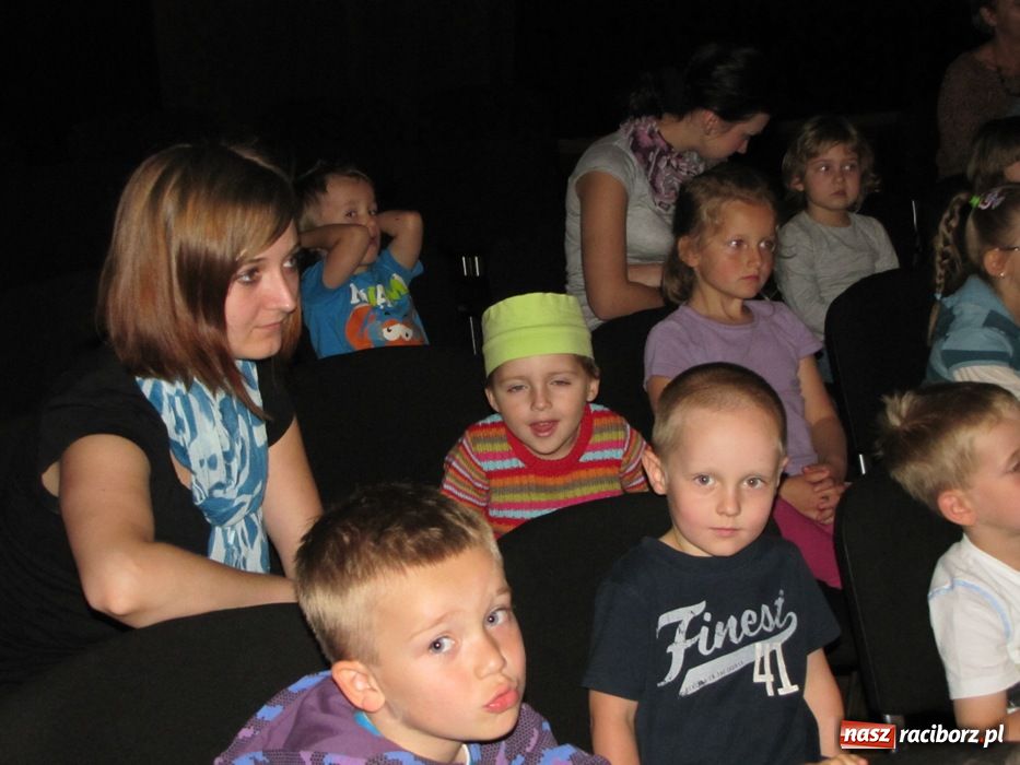 Zdjęcie w galerii na portalu naszraciborz.pl: Przedszkolaki zobaczyły Kota w butach wiadomości z regionu