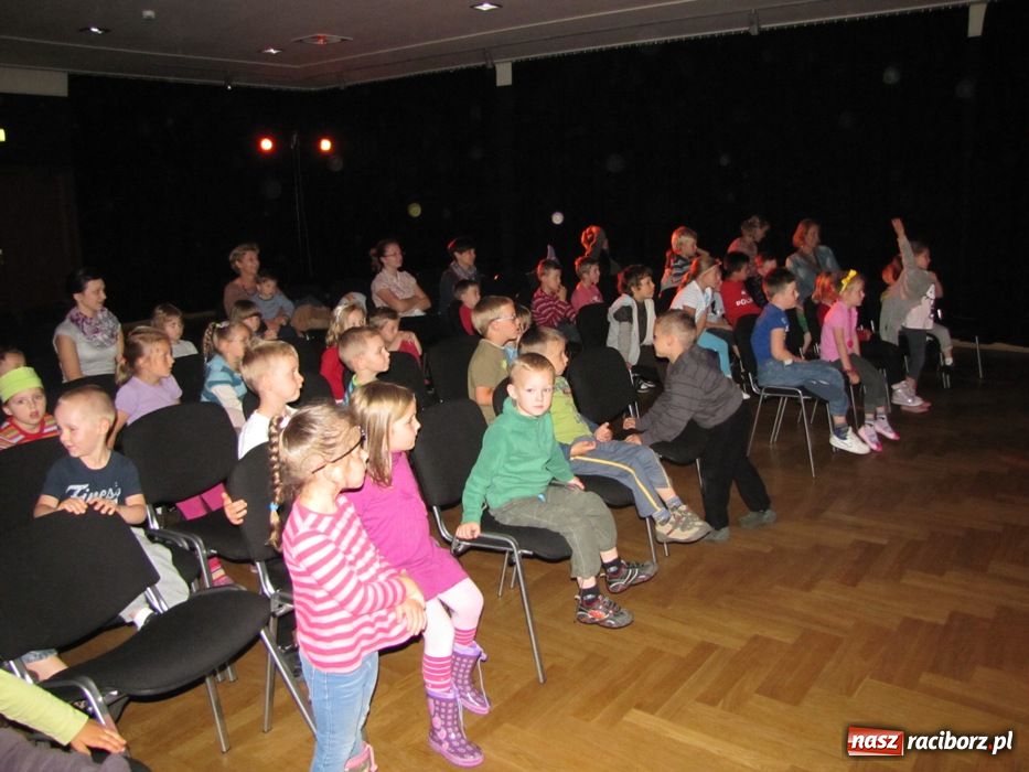 Zdjęcie w galerii na portalu naszraciborz.pl: Przedszkolaki zobaczyły Kota w butach wiadomości z regionu