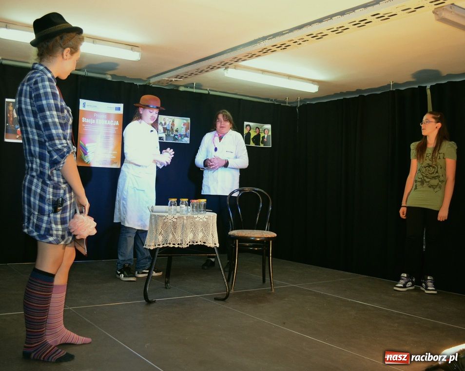 Zdjęcie w galerii na portalu naszraciborz.pl: Kabaretowe show w SP 1 wiadomości z regionu