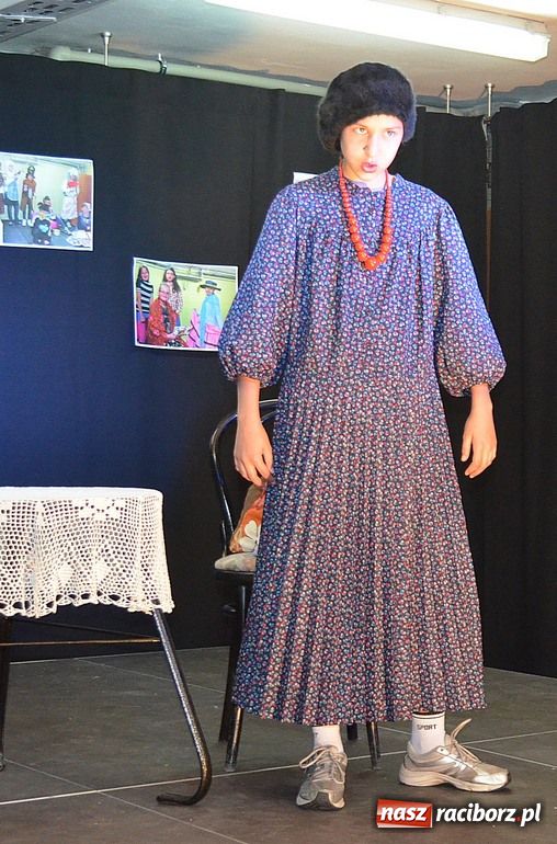 Zdjęcie w galerii na portalu naszraciborz.pl: Kabaretowe show w SP 1 wiadomości z regionu