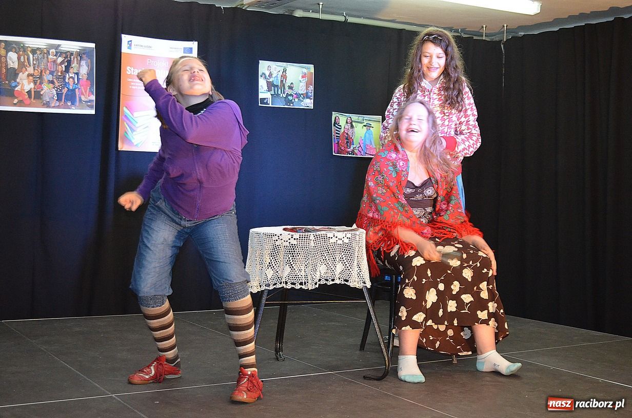 Zdjęcie w galerii na portalu naszraciborz.pl: Kabaretowe show w SP 1 wiadomości z regionu