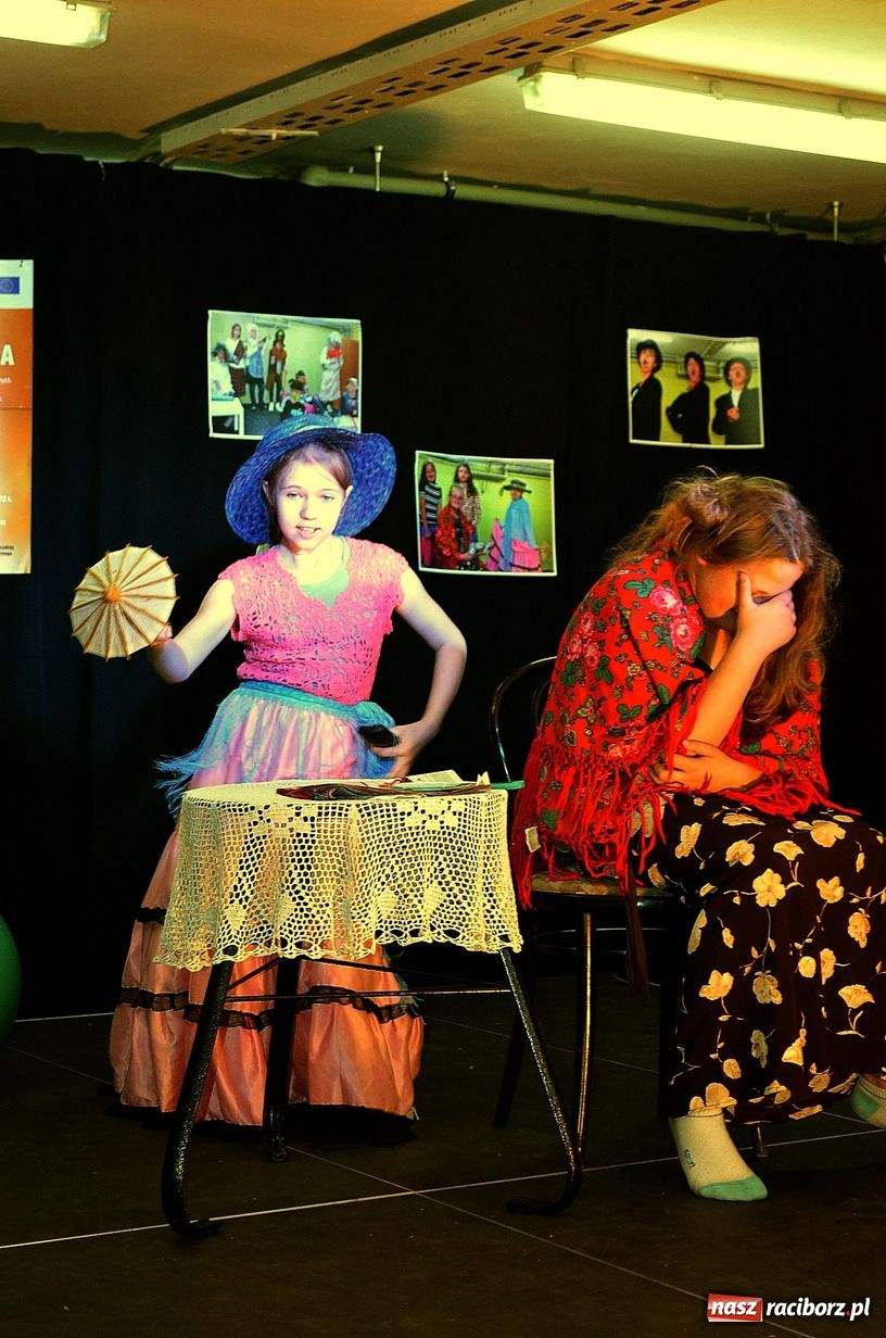 Zdjęcie w galerii na portalu naszraciborz.pl: Kabaretowe show w SP 1 wiadomości z regionu