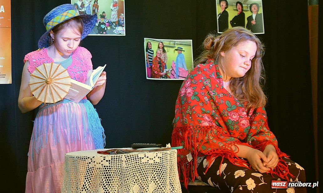 Zdjęcie w galerii na portalu naszraciborz.pl: Kabaretowe show w SP 1 wiadomości z regionu