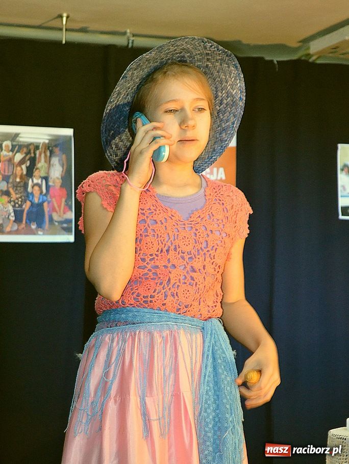 Zdjęcie w galerii na portalu naszraciborz.pl: Kabaretowe show w SP 1 wiadomości z regionu