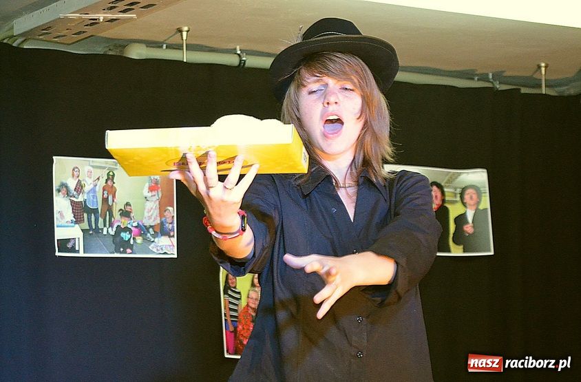 Zdjęcie w galerii na portalu naszraciborz.pl: Kabaretowe show w SP 1 wiadomości z regionu