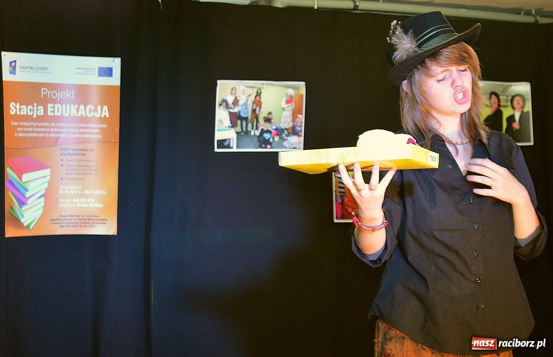 Zdjęcie w galerii na portalu naszraciborz.pl: Kabaretowe show w SP 1 wiadomości z regionu