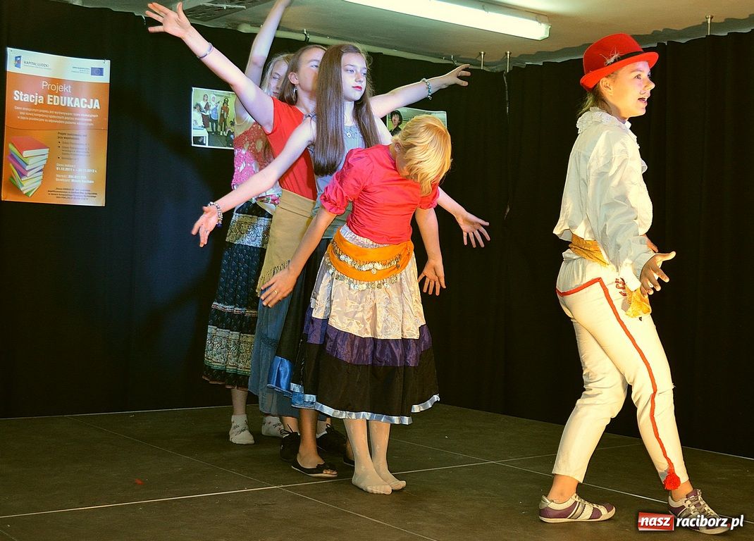 Zdjęcie w galerii na portalu naszraciborz.pl: Kabaretowe show w SP 1 wiadomości z regionu