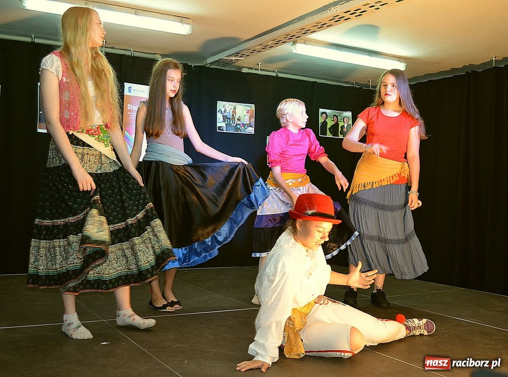 Zdjęcie w galerii na portalu naszraciborz.pl: Kabaretowe show w SP 1 wiadomości z regionu