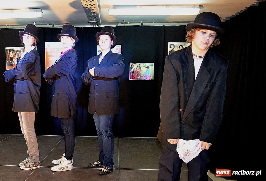 Zdjęcie w galerii na portalu naszraciborz.pl: Kabaretowe show w SP 1 wiadomości z regionu
