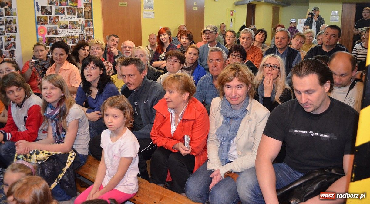 Zdjęcie w galerii na portalu naszraciborz.pl: Kabaretowe show w SP 1 wiadomości z regionu